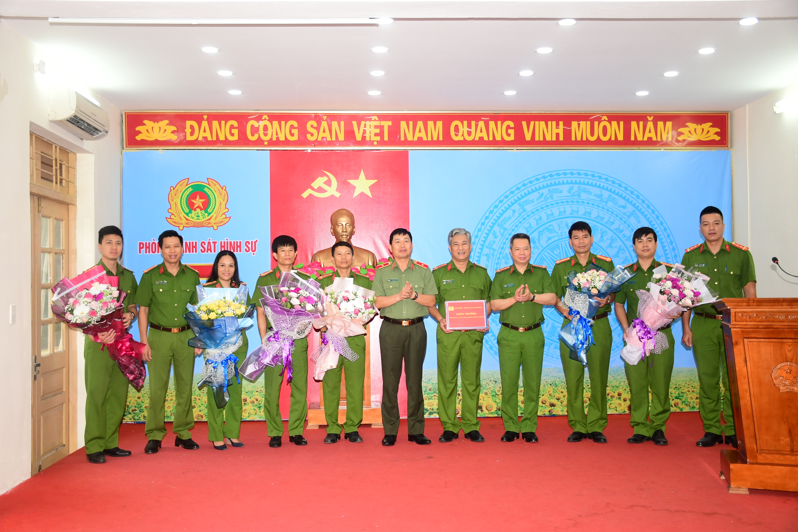 Khen thưởng Phòng Cảnh sát hình sự lập nhiều chiến công xuất sắc